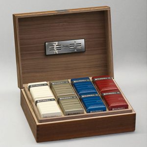 Dunhill - Holzkiste mit Zigaretten-Schachteln